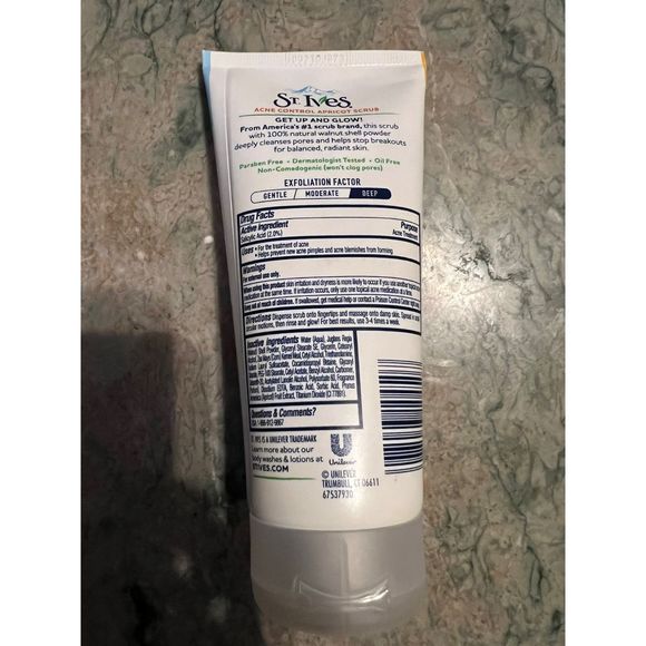 St. Ives Naturally Clear Apricot Scrub, Acne Control - Picture 3 of 4